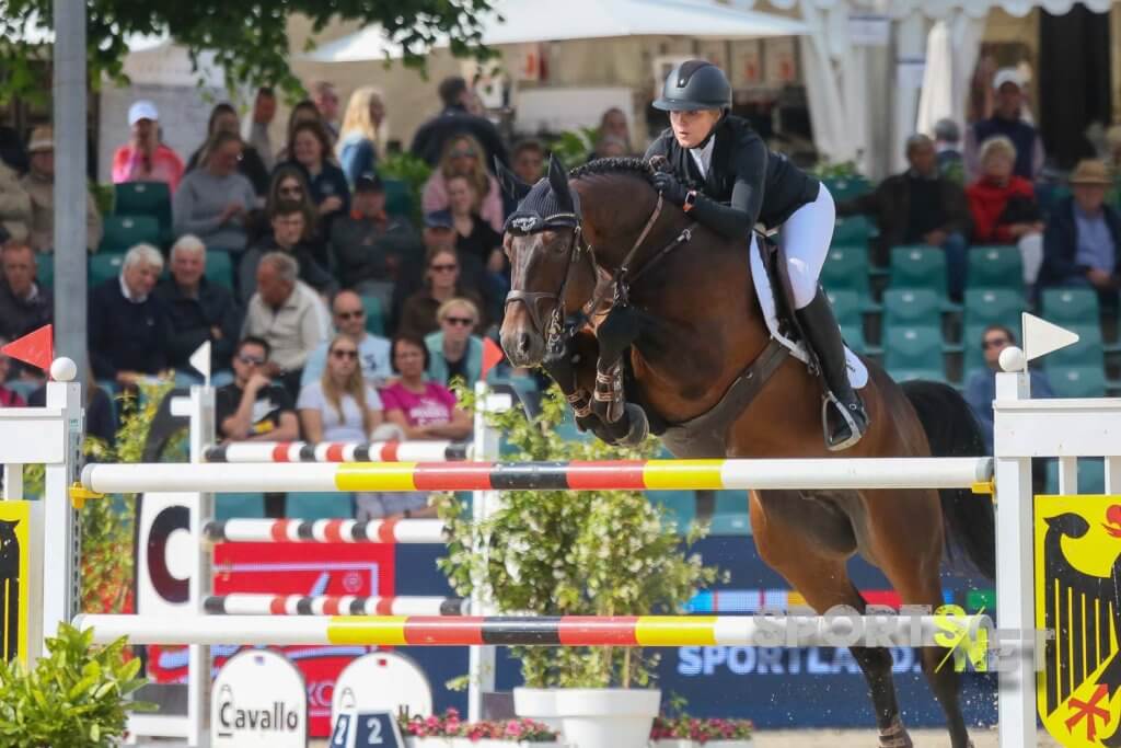 Emilia Löser (GER) mit Dexter Bois Margot im Preis der Wrede Stiftung, 1 Wertungprüfung der Springreiterinnen